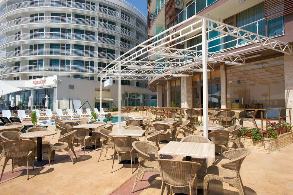 Een foto van het terras bij Seabreeze Hotel