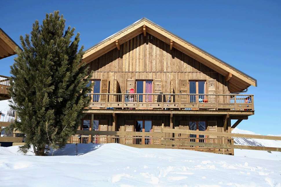 Een foto van de buitenkant van Les Chalets des Cimes
