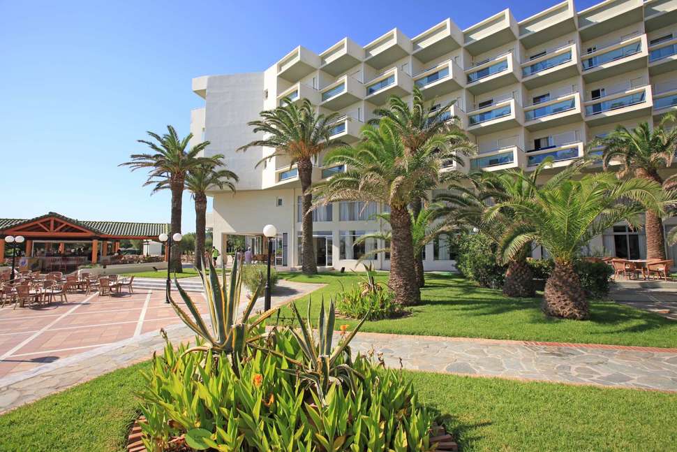 Een foto van de buitenkant van Hotel Apollo Beach