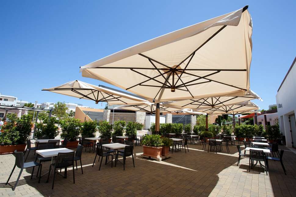 Een foto van het terras bij Riva Marina Resort