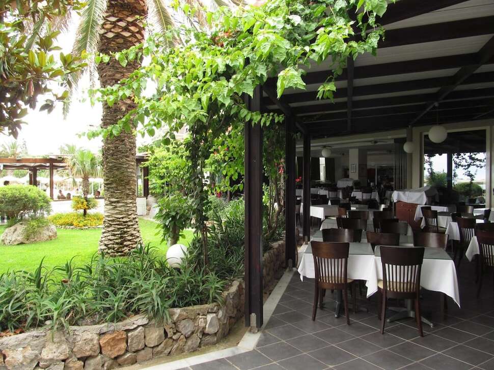 Een foto van het terras bij Cathrin Hotel