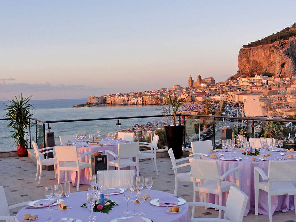 Ein Foto von der Terrasse im Cefalu Sea Palace