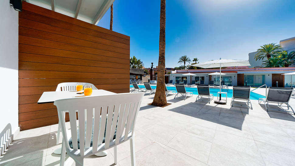 Een foto van het zwembad bij Sanom Beach Resort