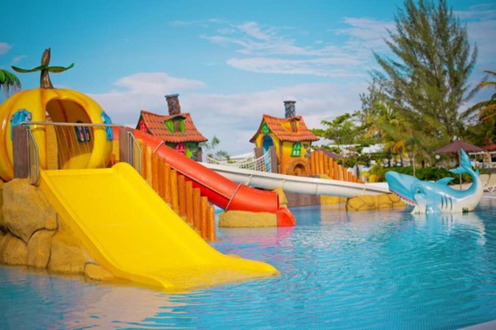 Een foto van het zwembad bij Grand Bahia Principe Jamaica