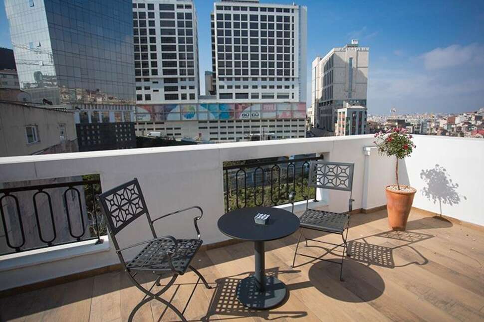 Een foto van The White Orient Hotel