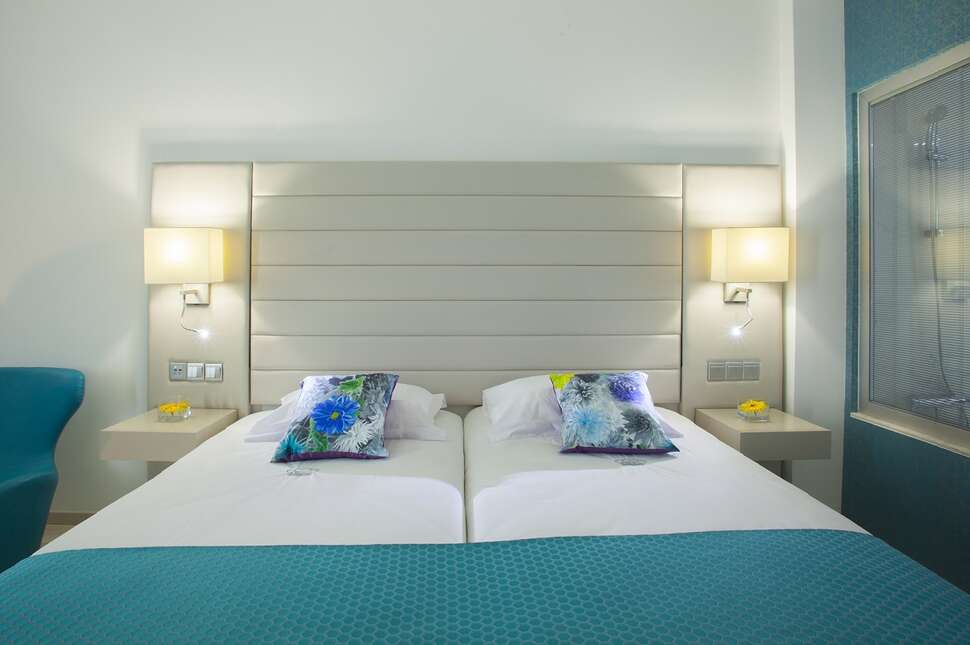Ein Foto The King Evelthon Beach Hotel & Resort