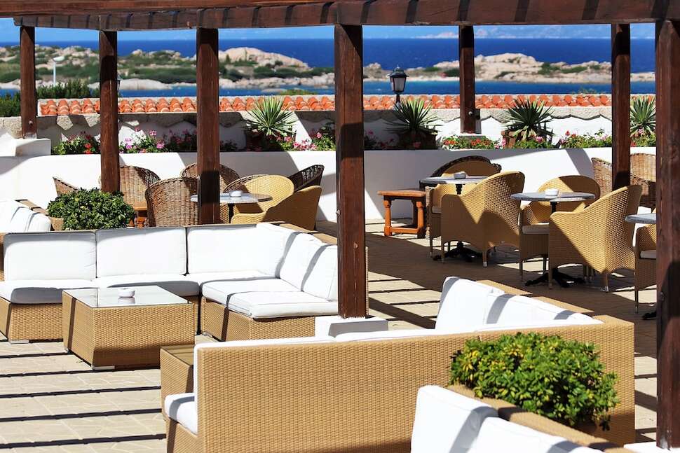 Ein Foto von der Terrasse im Colonna Grand Hotel Capo Testa