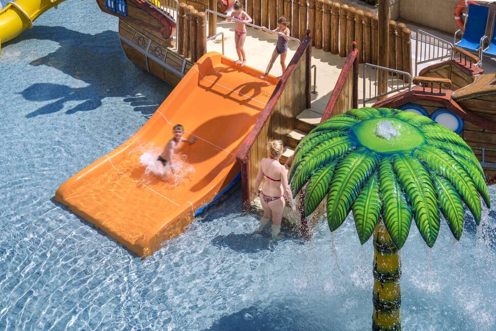 Ein Foto vom Pool im Hotel Oasis Park Splash