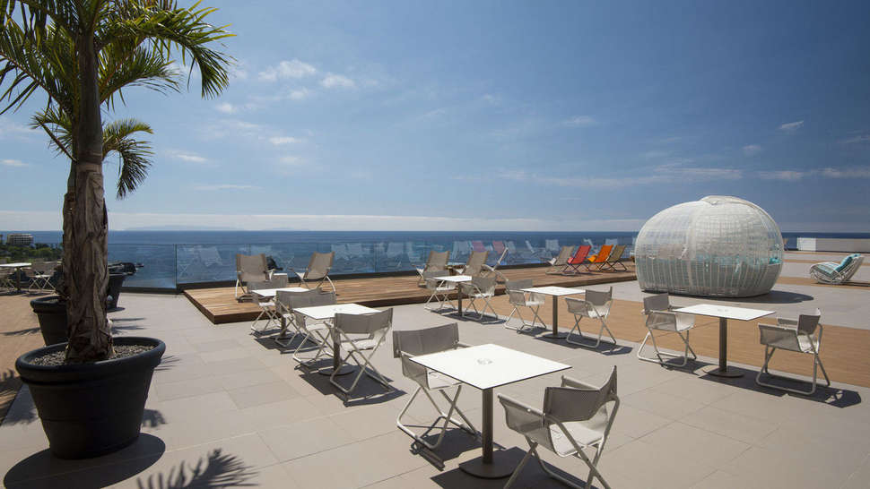 Een foto van het terras bij Hotel Baia Azul