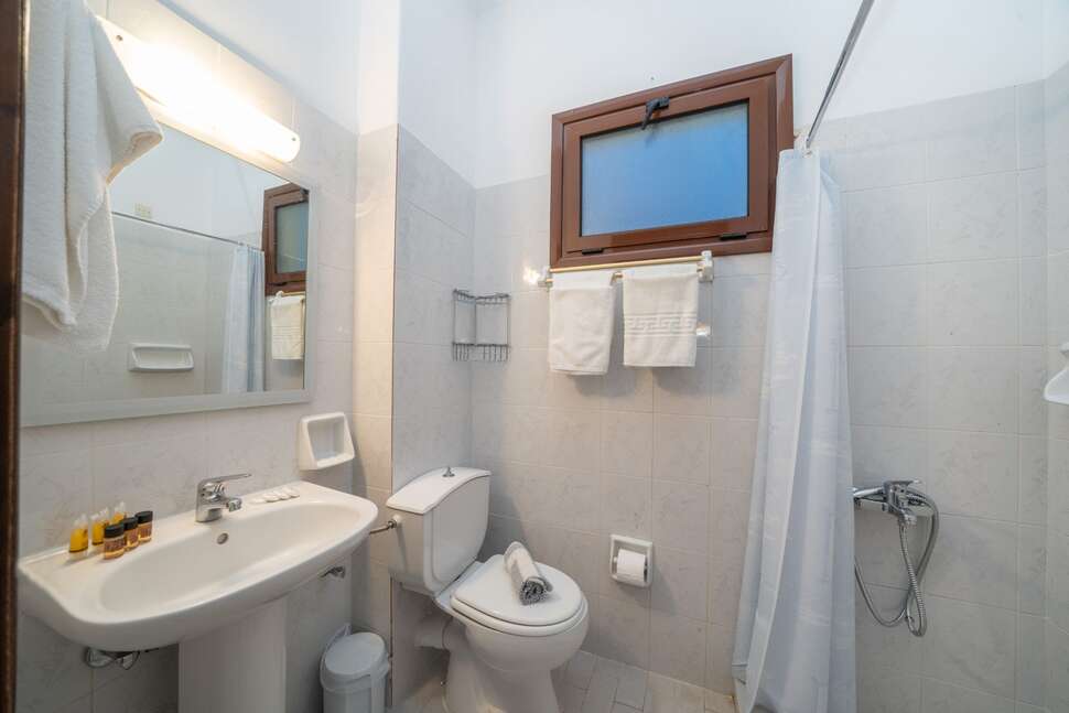 Ein Foto Karavados Beach Hotel