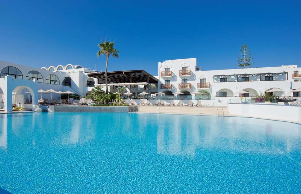 Een foto van het zwembad bij TUI Blue Oceanis Beach