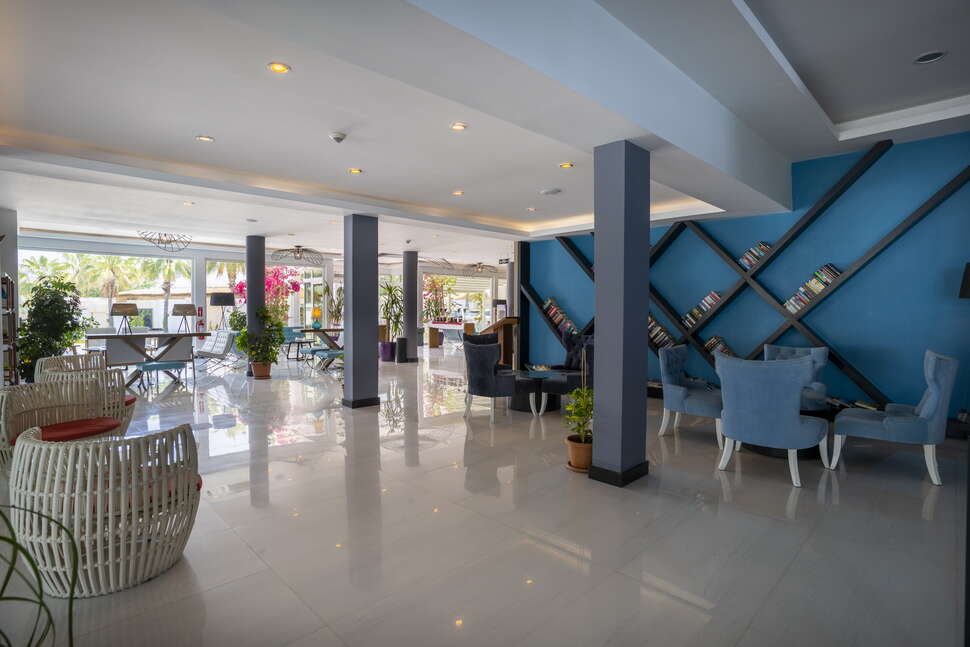 Een foto van het interieur van Flora Garden Beach Hotel