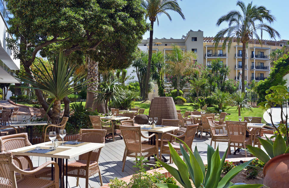 Een foto van het terras bij Sol Torremolinos Don Pablo