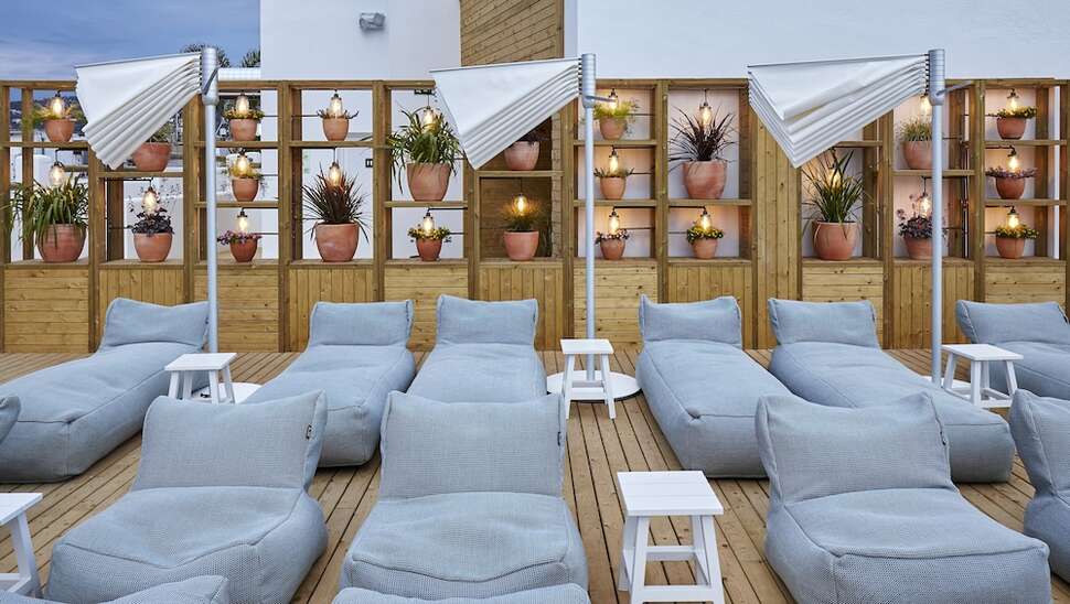 Een foto van het terras bij Hotel Delamar