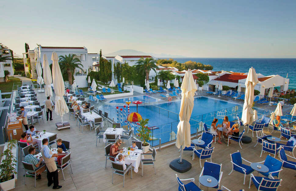 Een foto van het zwembad bij AluaSoul Zakynthos