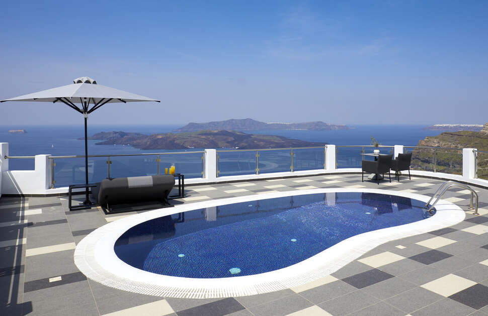Een foto van het zwembad bij Petit Palace Suites