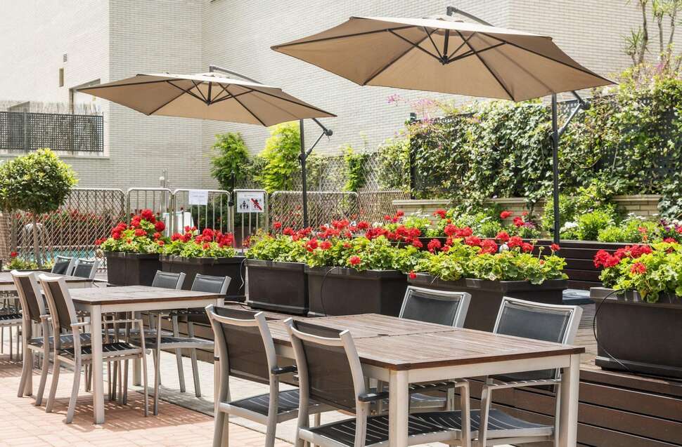 Een foto van het terras bij Hotel Ilunion Valencia 4