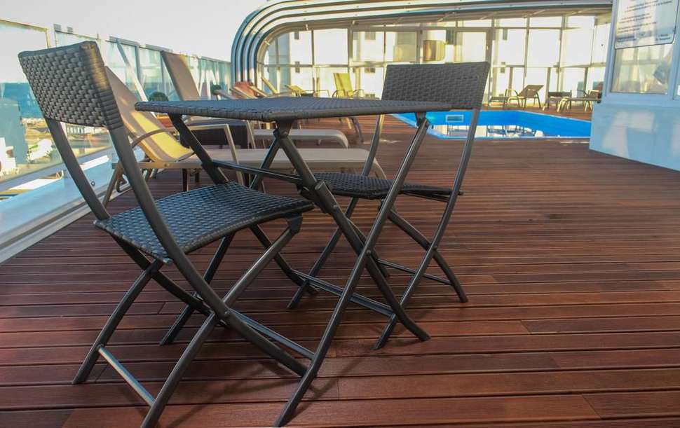 Een foto van het terras bij Baia Beach Hotel