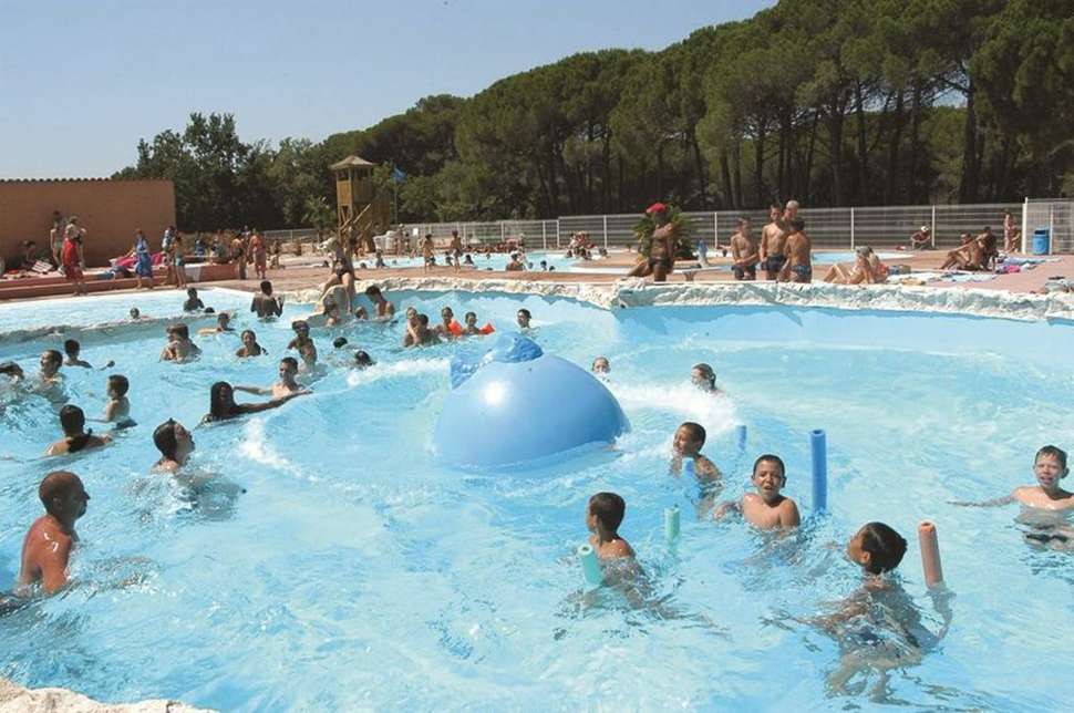 Een foto van het zwembad bij Parc Saint James Oasis Village