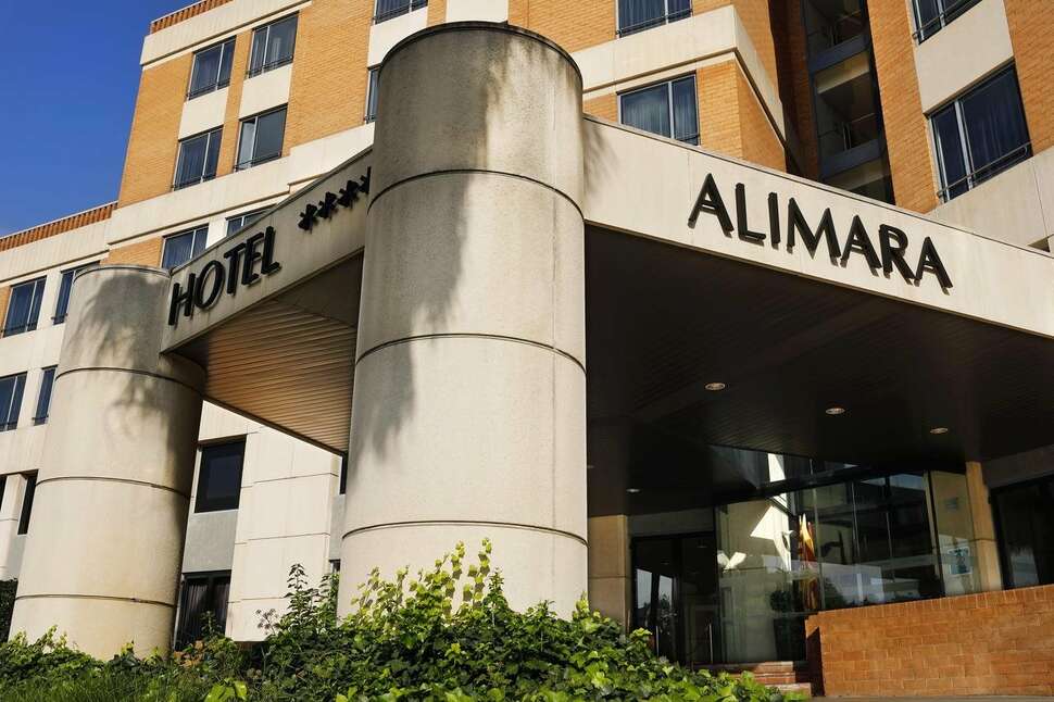Een foto van de buitenkant van Hotel Alimara