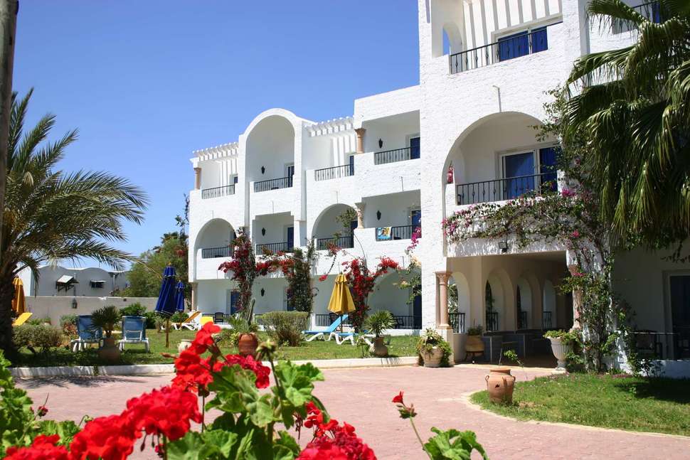 Een foto van de buitenkant van Hotel Nesrine