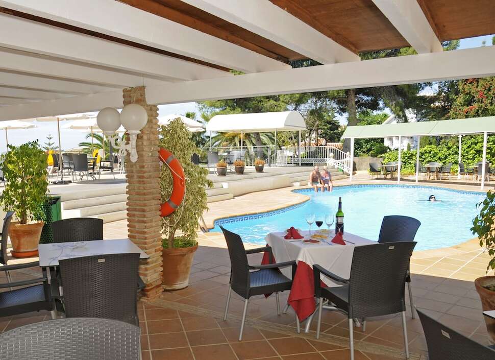 Een foto van het terras bij Hotel Nerja Club & Spa