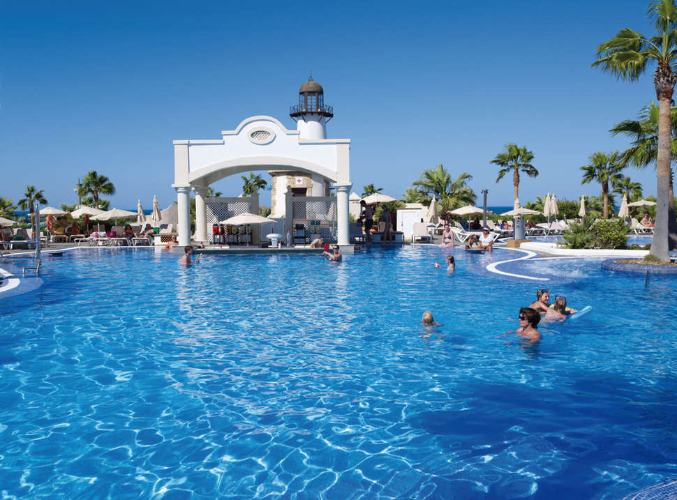Een foto van het zwembad bij Riu Chiclana