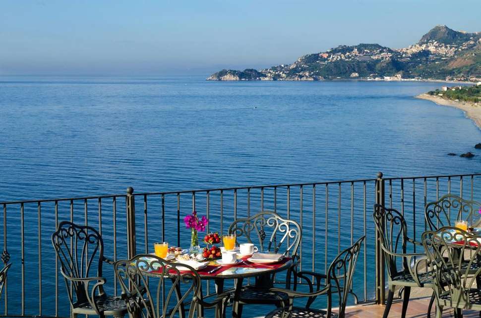 Een foto van het terras bij Baia Taormina Hotel