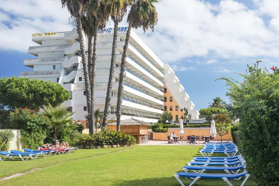 Een foto van de buitenkant van Hotel Tropic Park
