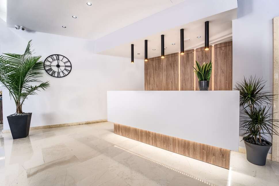 Een foto van het interieur van Island City Hotel