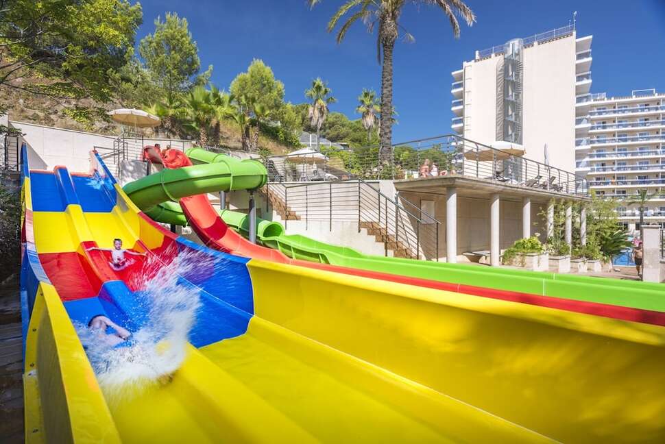 Ein Foto vom Pool im Hotel Oasis Park Splash