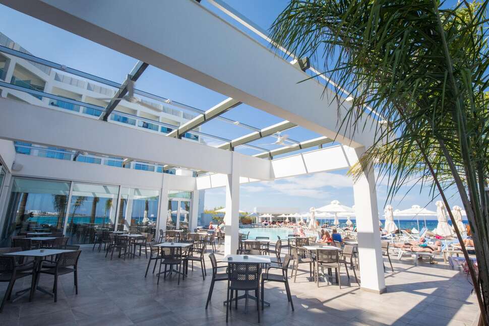Een foto van het terras bij Evalena Beach Hotel