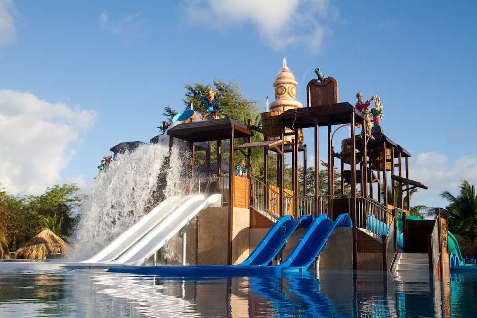 Een foto van het zwembad bij Grand Sirenis Punta Cana Resort