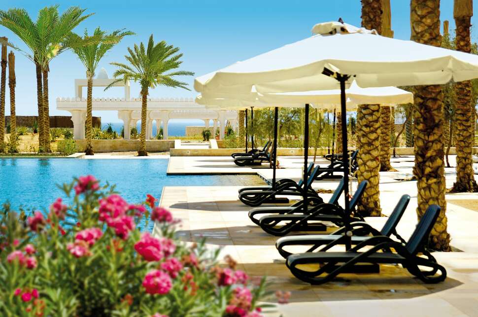 Een foto van het zwembad bij Reef Oasis Blue Bay Resort & Spa