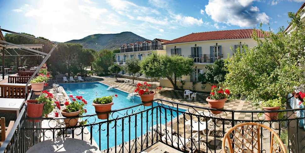 Een foto van het terras bij Hotel Theofilos Classic