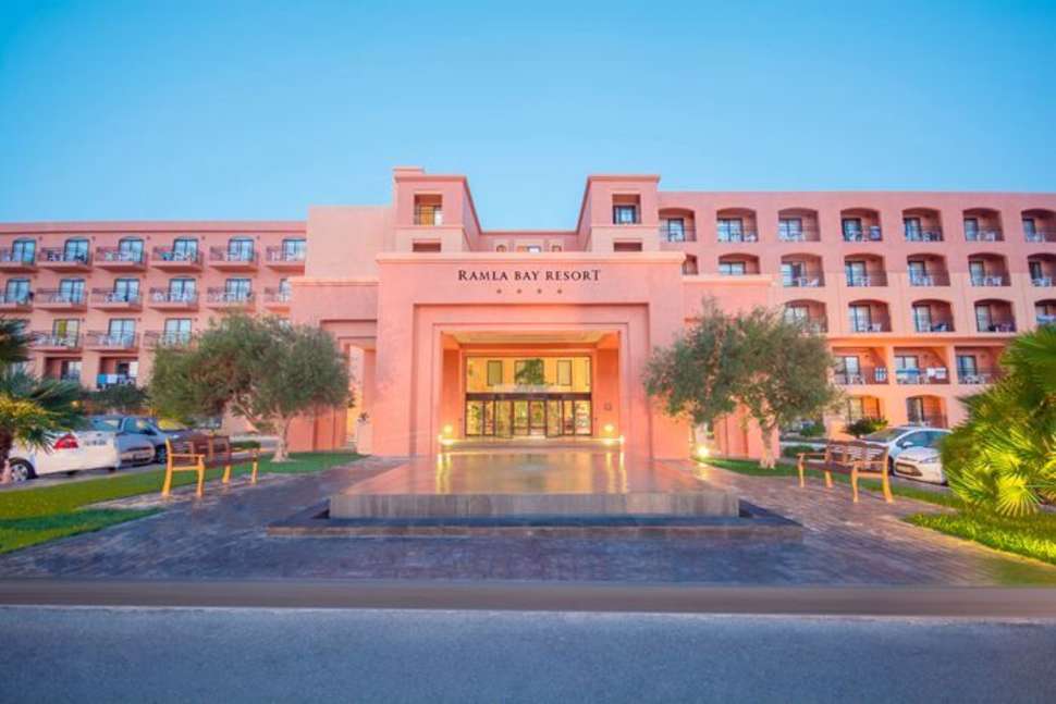 Een foto van de buitenkant van Ramla Bay Resort