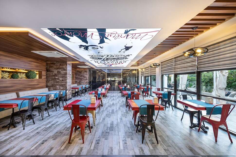 Een foto van de faciliteiten bij White City Beach Hotel