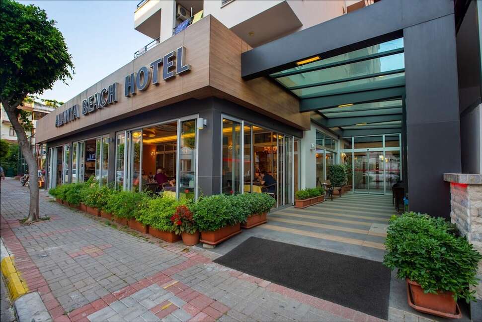 Een foto van de buitenkant van Alanya Beach Hotel