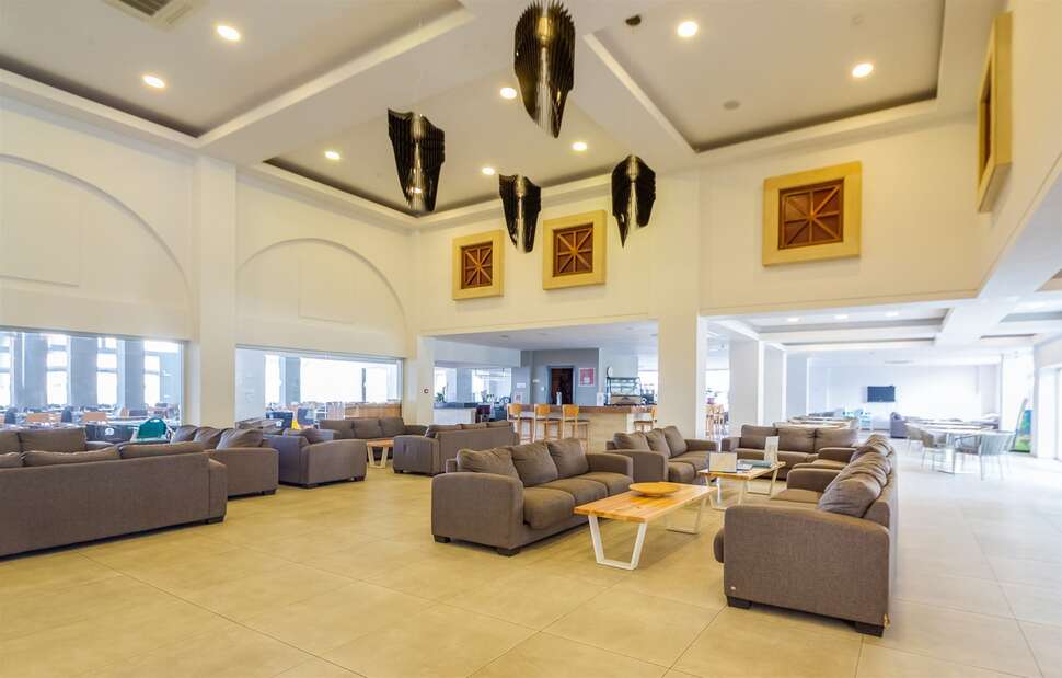 Ein Foto vom Innenbereich im Atlantica Panthea Resort
