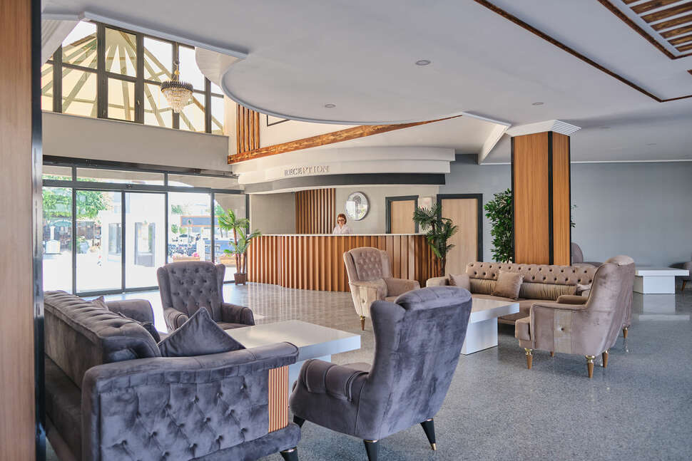 Een foto van het interieur van Clover Magic Park Side Hotel