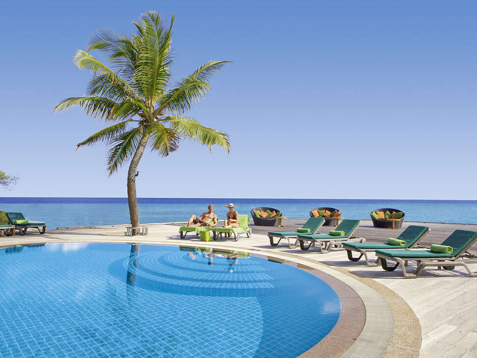 Een foto van het zwembad bij Kuredu Island Resort