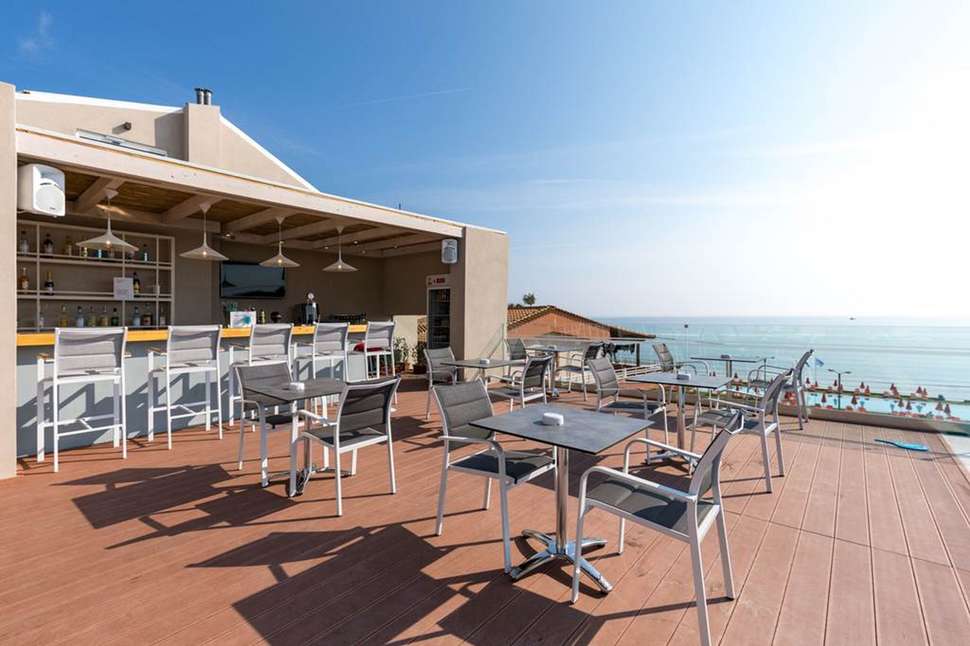Ein Foto von der Terrasse im Porto Planos Beach Hotel