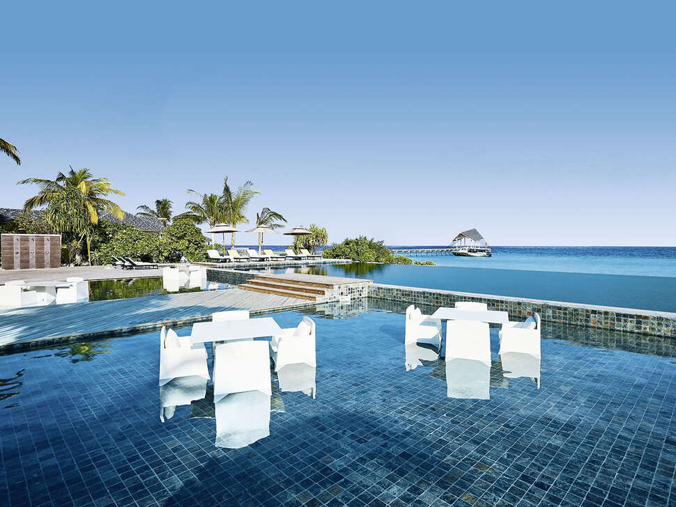 Een foto van het terras bij NH Collection Maldives Havodda Resort