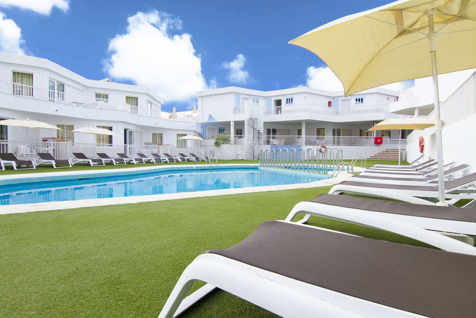 Een foto van het zwembad bij Checkin Bungalows Atlantida