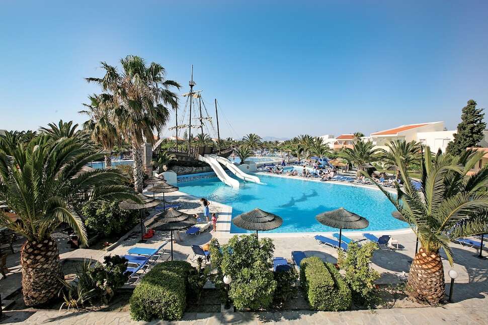 Een foto van het zwembad bij Kipriotis Village Resort