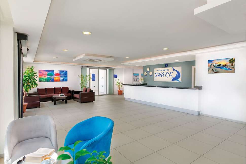 Een foto van het interieur van Club Shark Hotel