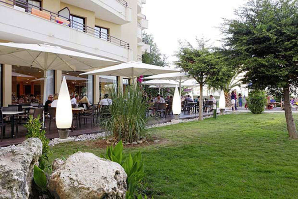 Een foto van de buitenkant van Allsun Hotel Orient Beach