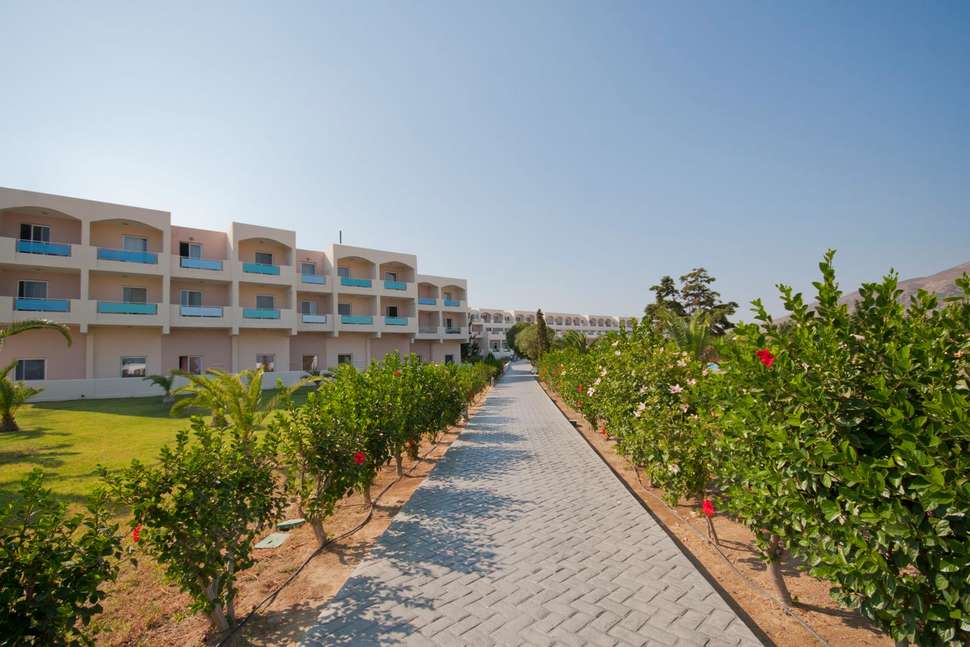 Een foto van de buitenkant van Sovereign Beach Hotel