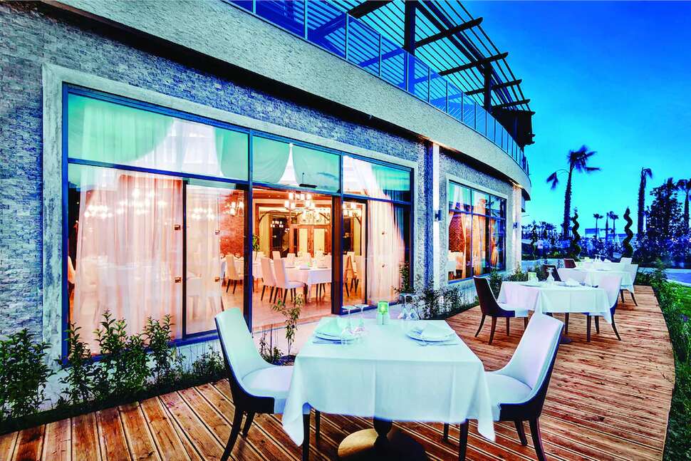 Een foto van het terras bij Magic Life Jacaranda