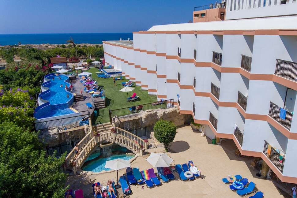 Een foto van het zwembad bij Avlida Hotel